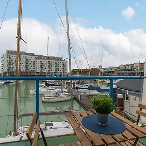 Apartment On The Water With Free Parking - By My Getaways, Brighton